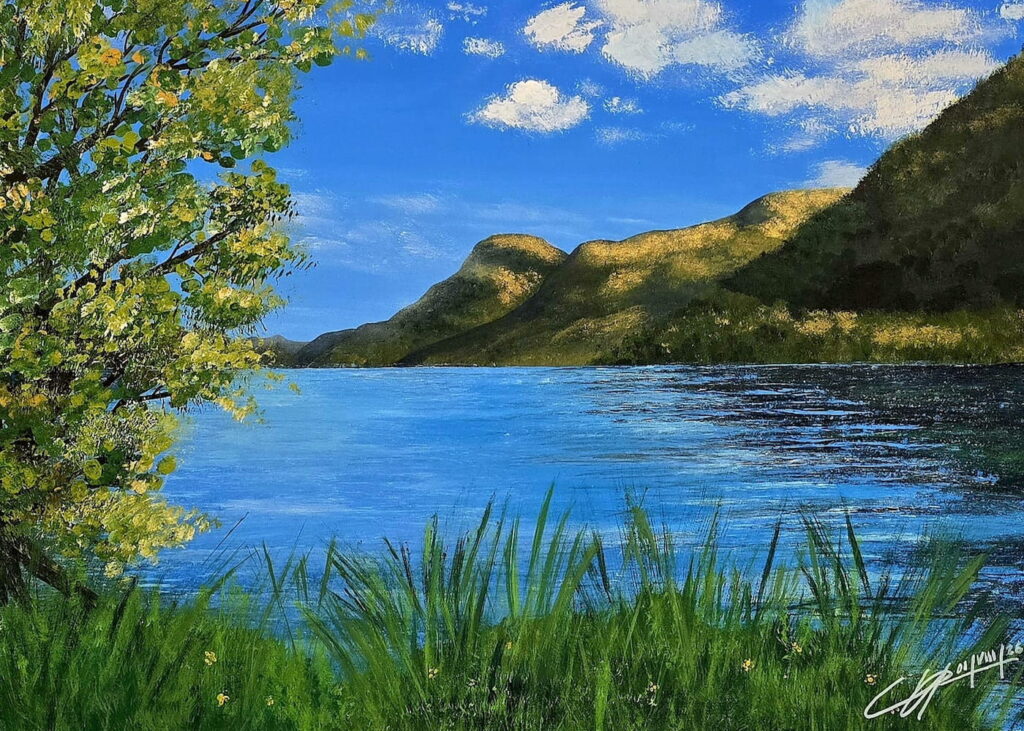 Acrylgemälde eines blauen Bergsees im Sonnenlicht, links ein Baum mit gelbgrünen Blättern, im Vordergrund Schilfgras